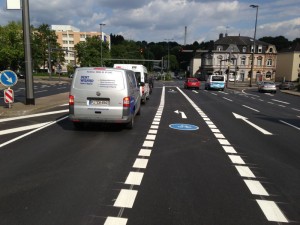 Sehr komfortabel: Der Linksabbieger-Radweg auf der Düsseldorfer Straße wird nach der Ampel weitergeführt. 