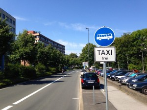 Die Busspur auf der B7 ist inzwischen freigegeben worden, allerdings fehlt die Freigabe auf zahlreichen Busspuren. 