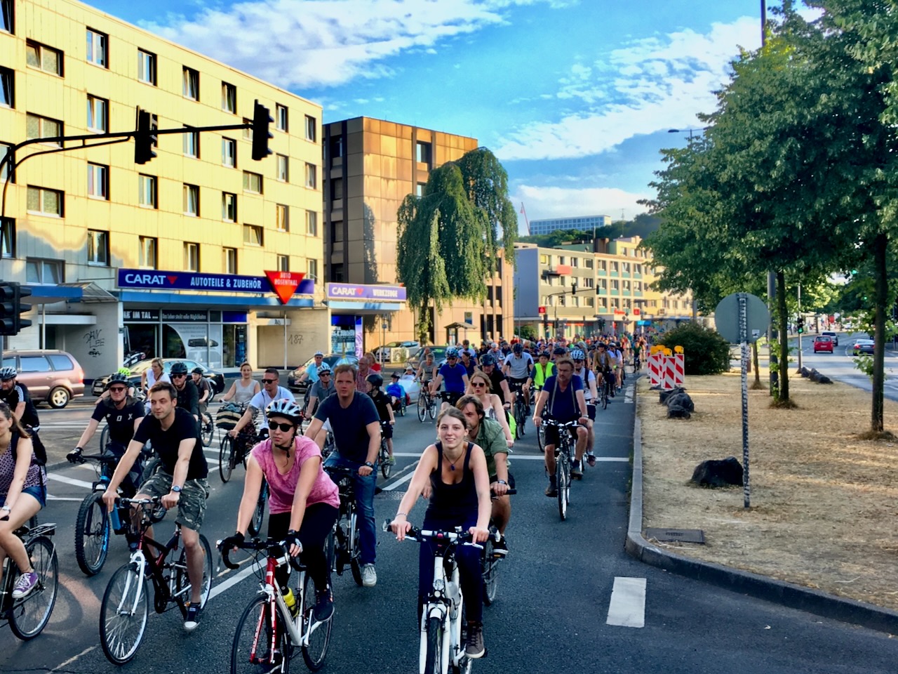 Radfahrenden der Critical Mass Wuppertal auf einer Hauptverkehrsstraße. Alle haben Spaß.